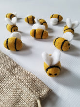 Charger l'image dans la galerie, Abeilles de laine feutrée