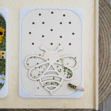 Charger l'image dans la galerie, Vase et/ou Abeille – Plateau sensoriel en bois